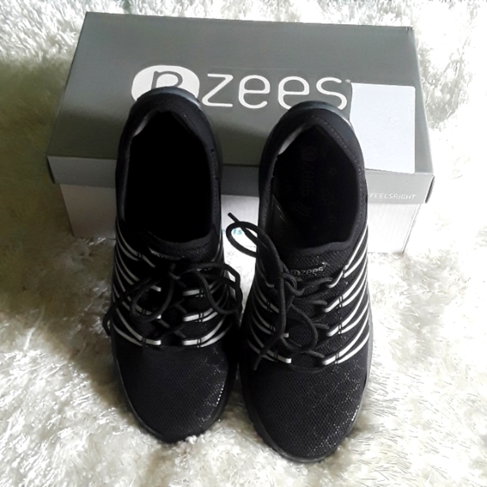 Bzees Tennis Shoes New